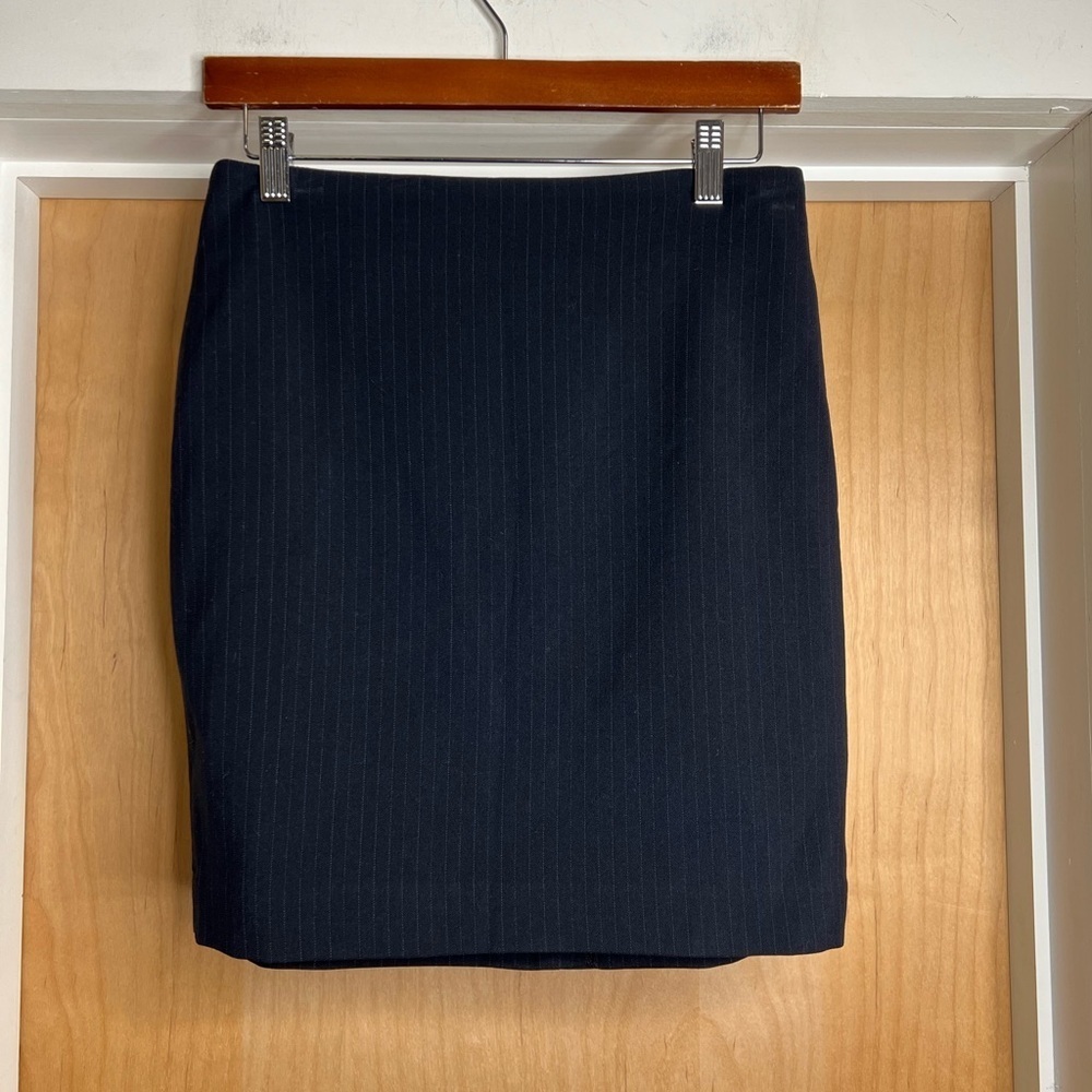Banana Republic Women’s Navy Blue Pinstripe Pencil Skirt  Size: 2 Petite